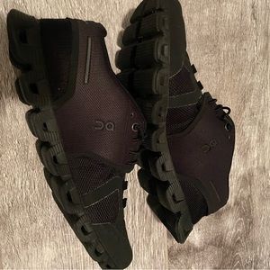 Women's On Cloud size 7